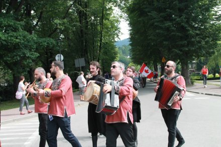 Barwny korowód z okazji TKB przeszedł przez Wisłę